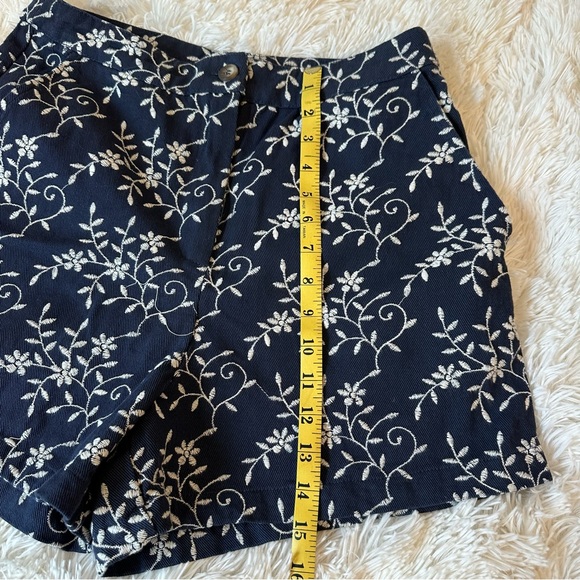 Francesca's Women’s Floral Navy Blue White Shorts Size: Medium  NWT - Picture 5 of 13